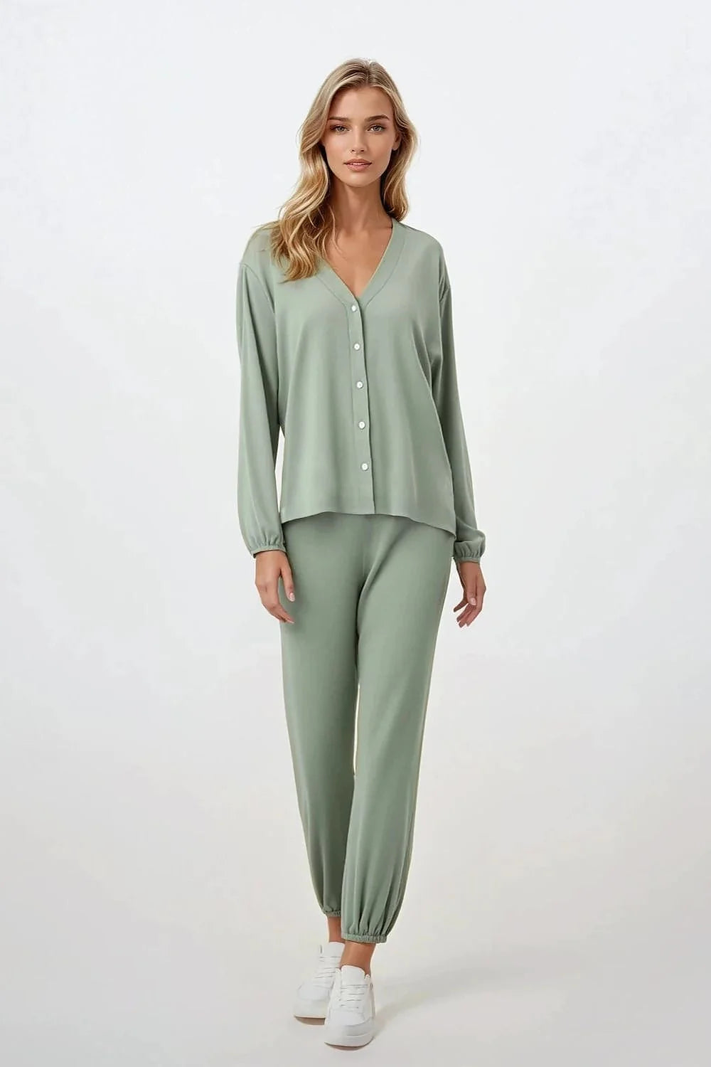 Pyjama élégante pour femme sage vert, 2 pièces, manches longues, pantalon élastique, homewear confortable, style minimaliste, matière douce, cadeau femme