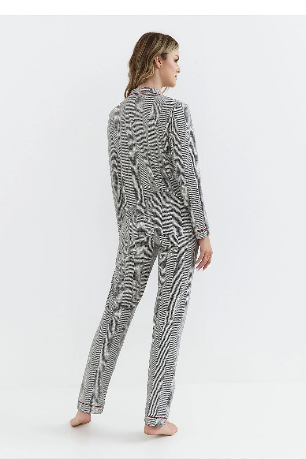 Pyjama Cana pour femme, chemise à manches longues, motif chevrons gris et noir, pantalon droit, tissu doux, coupe ample, liseré rouge, élégant et confortable