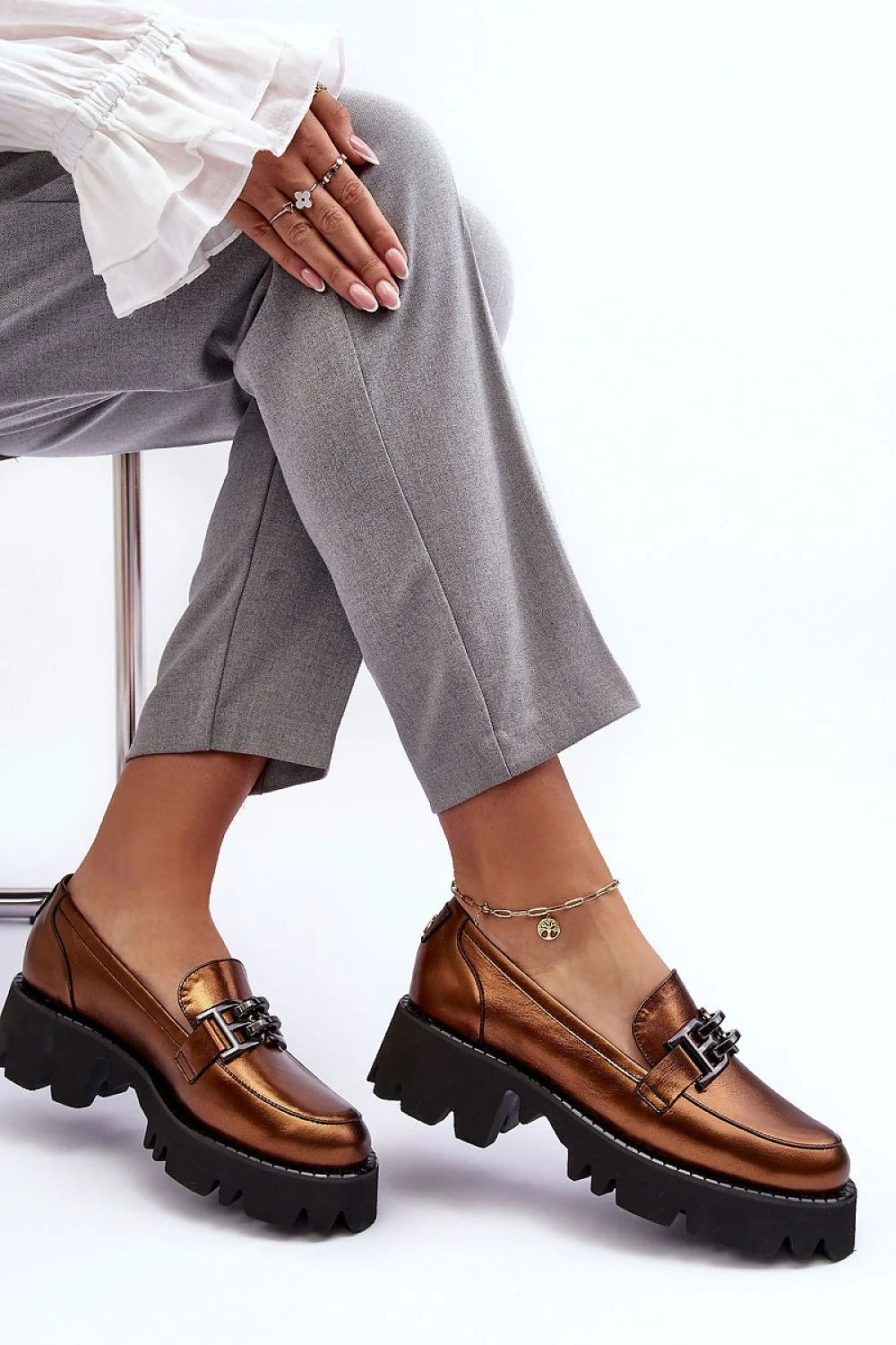 Chaussures basses pour femmes style loafer cuir métallique bronze plateforme épaisse design moderne audacieux
