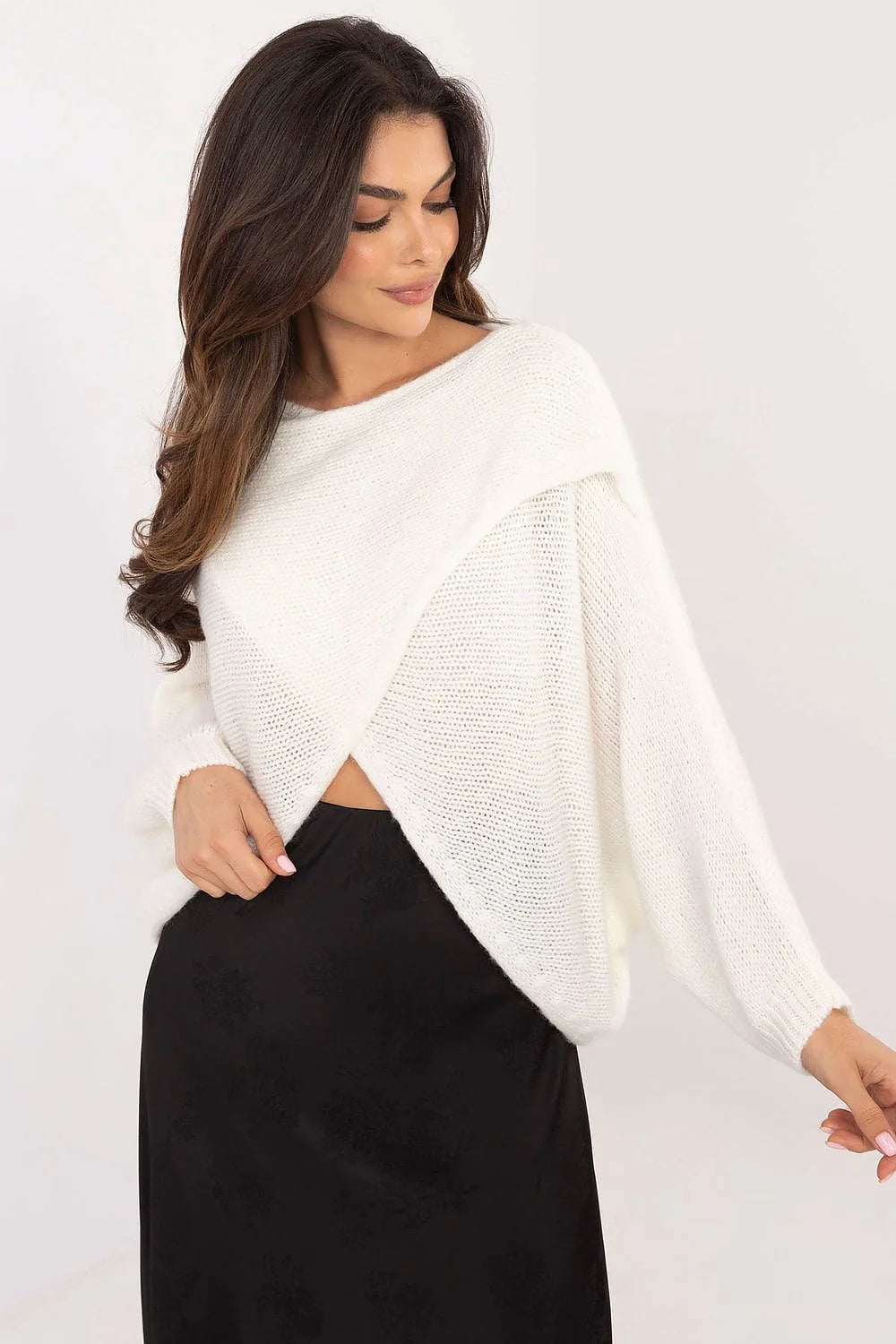 pull blanc maille douce oversize croisé asymétrique court col bateau manches bouffantes chaleur laine casual chic raffiné confortable élégant durable