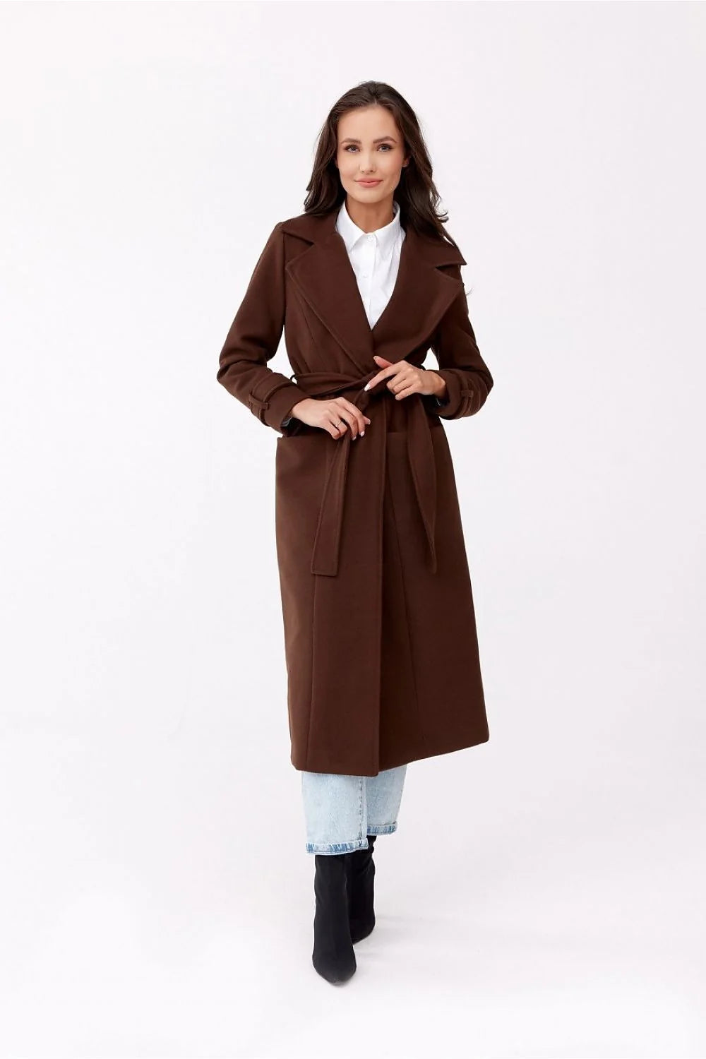 Manteau long élégant pour femmes en laine marron foncé, coupe intemporelle avec ceinture ajustable et col à revers large