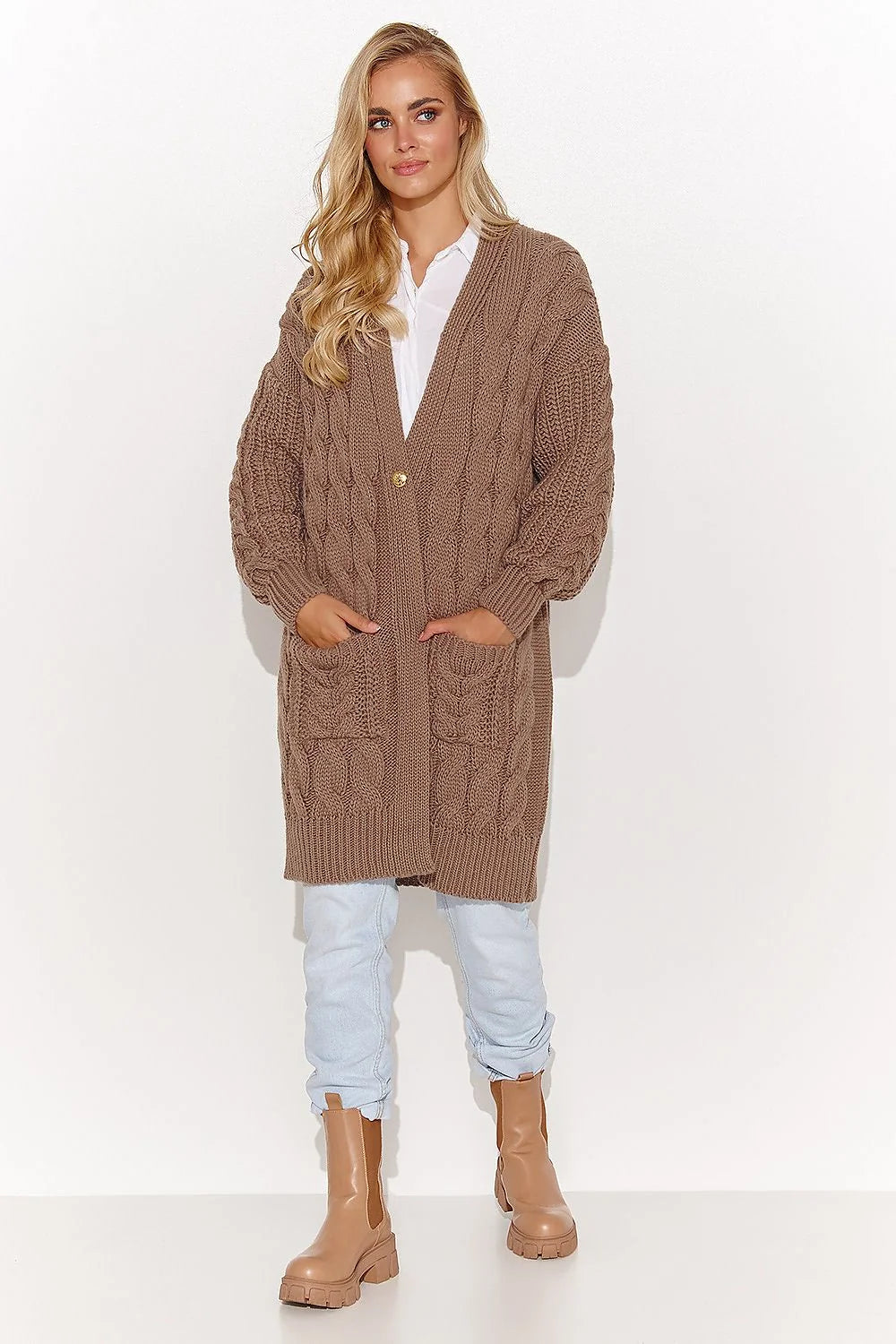 cardigan long tricoté torsadé oversize mi cuisses encolure V bouton doré manches bouffantes poches plaquées cosy chaud taupe élégant confortable