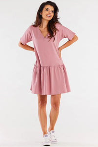 Robe coton rose poudré col v manches courtes coupe fluide évasée volant taille froncée finitions minimalistes jours