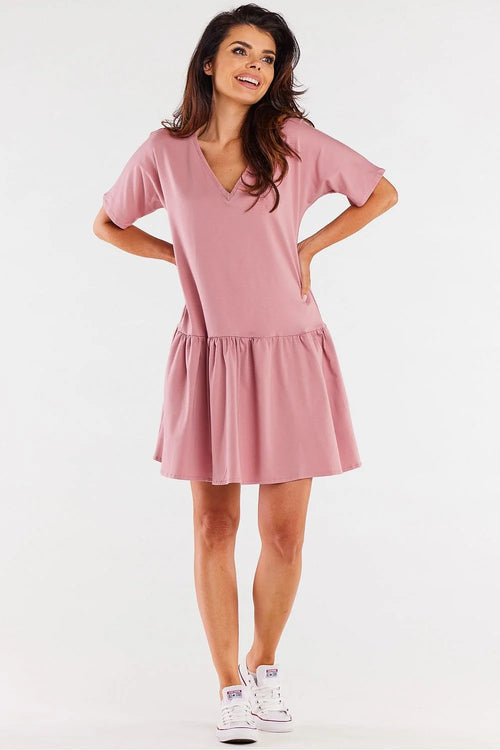 Robe coton rose poudré col v manches courtes coupe fluide évasée volant taille froncée finitions minimalistes jours