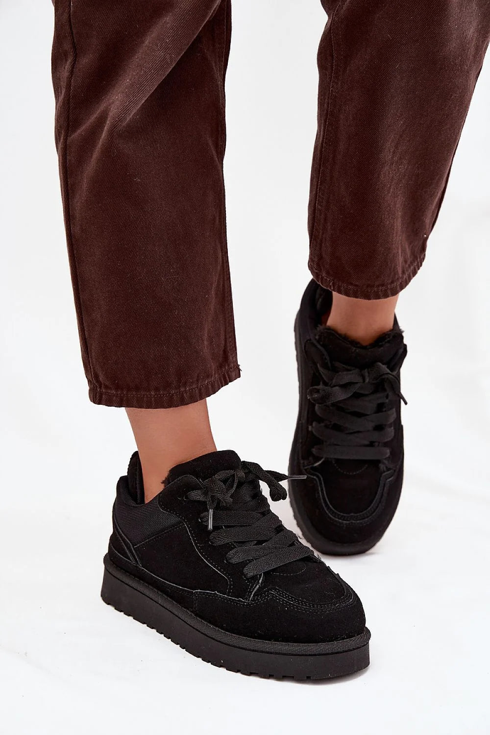 sneakers femme suédine écologique noir chunky plateforme semelle crantée caoutchouc lacets plats col rembourré intérieur fourré confortable chaud