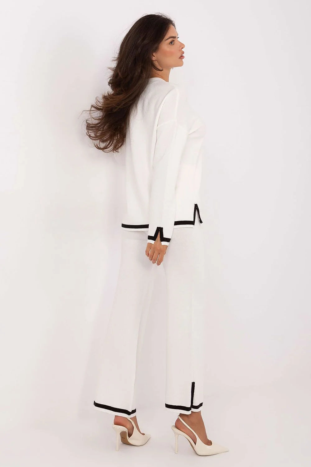ensemble femme maille fine blanc liseré noir pull col V manches longues fentes pantalon palazzo taille haute doux extensible