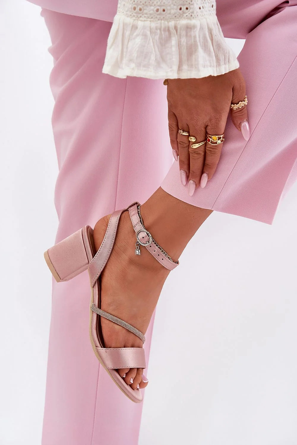 Sandales à talons épaisses élégantes pour femme, style raffiné, confort tout jour, strass scintillants, couleur rose pâle, Vinceza