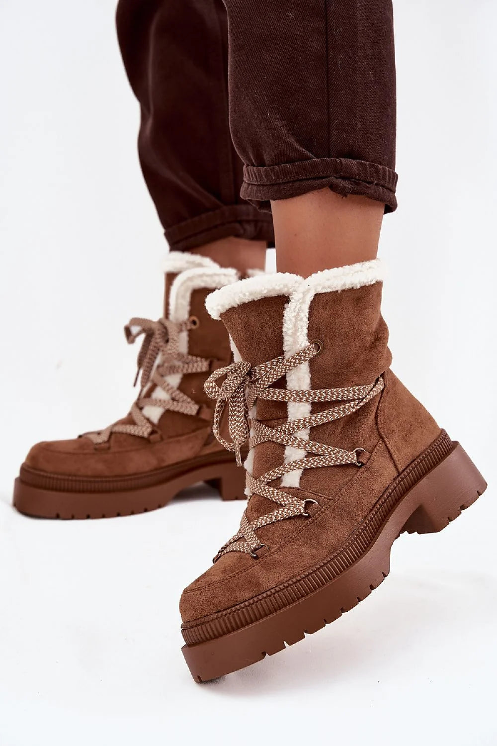 bottes neige femme suédine écologique fermeture éclair lacets œillets métalliques fourrure écrue doublure sherpa semelle crantée plateforme caoutchouc adhérence amorti