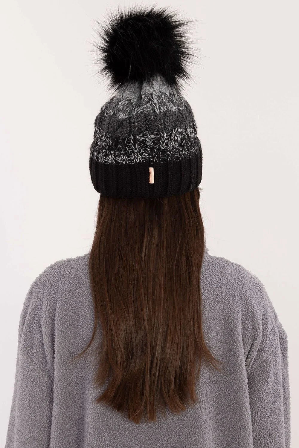 Bonnet d'hiver pour femmes en tricot chic pompon en fausse fourrure noir motif chiné coupe ajustée style classique moderne