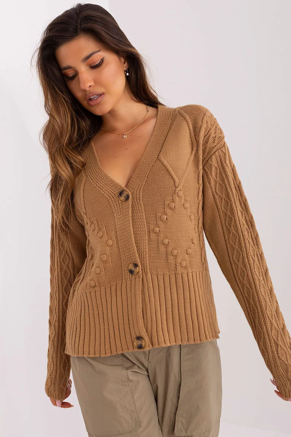 Cardigan pour femme en tricot maille torsadée acrylique doux encolure V boutons bois couleur miel manches longues