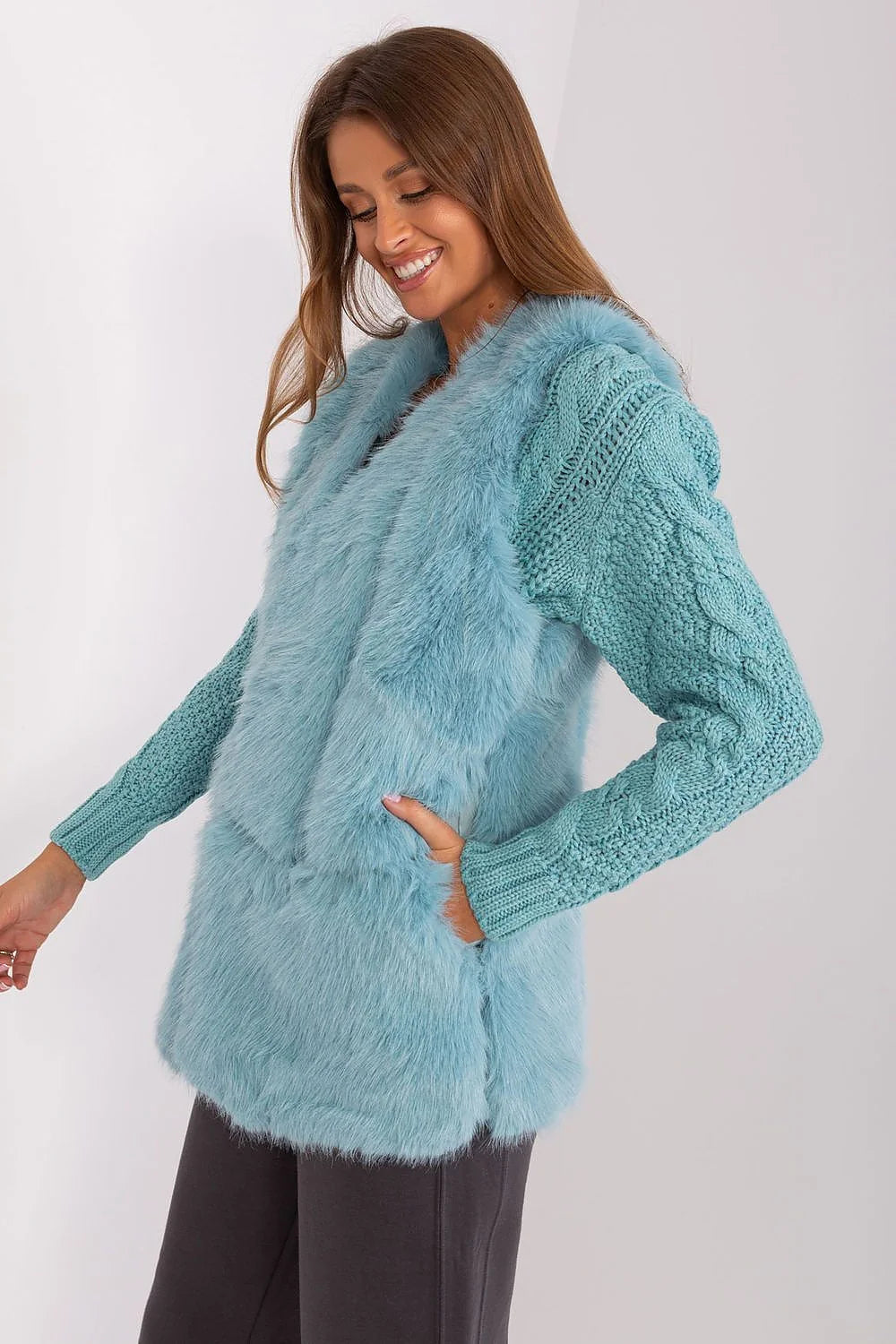 Gilet sans manches en fausse fourrure bleu clair et pull longues manches maille épaisse style moderne chic femme
