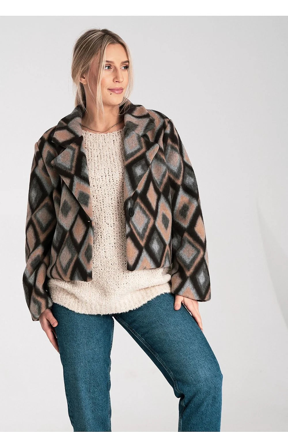veste courte femme coupe boxy grand col cranté manches longues fermeture bouton unique tissu brossé doux motif losanges géométrique beige