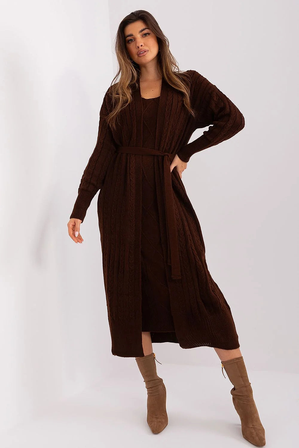 Robe en tricot longue élégante pour femme, marron foncé, col en V, coupe ajustée, bretelles fines, finitions côtelées, idéale pour les occasions décontractées ou semi-formelles