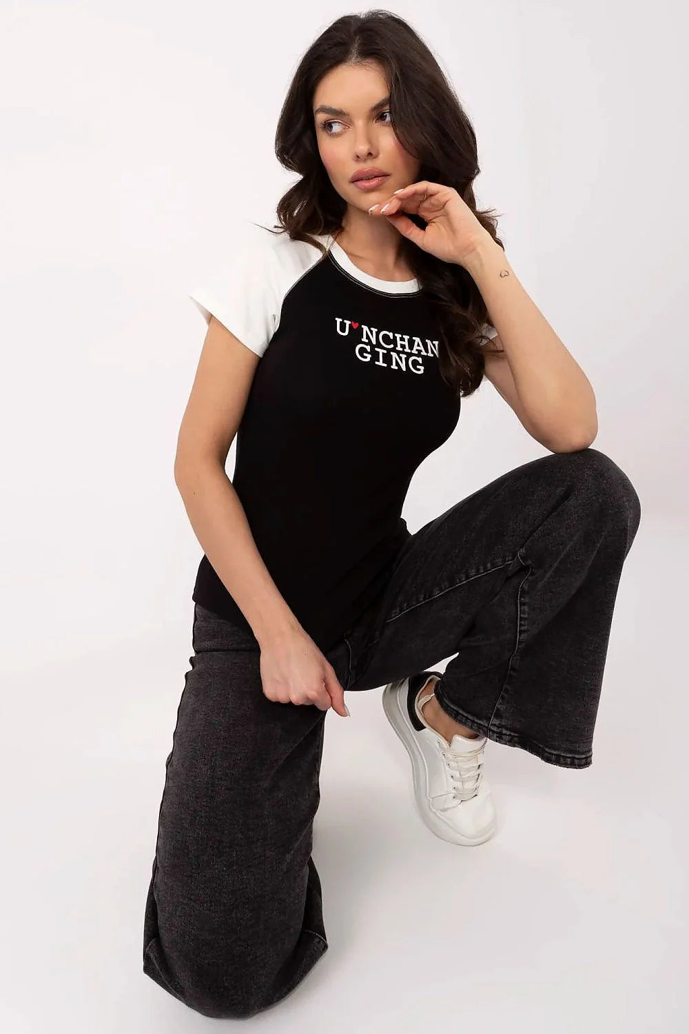 T-shirt féminin décontracté style raglan manches courtes contraste noir blanc imprimé UNCHANGING cœur rouge