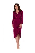 Robe cocktail élégante couleur pourpre foncé coupe portefeuille manches longues ourlet asymétrique satin soie femme
