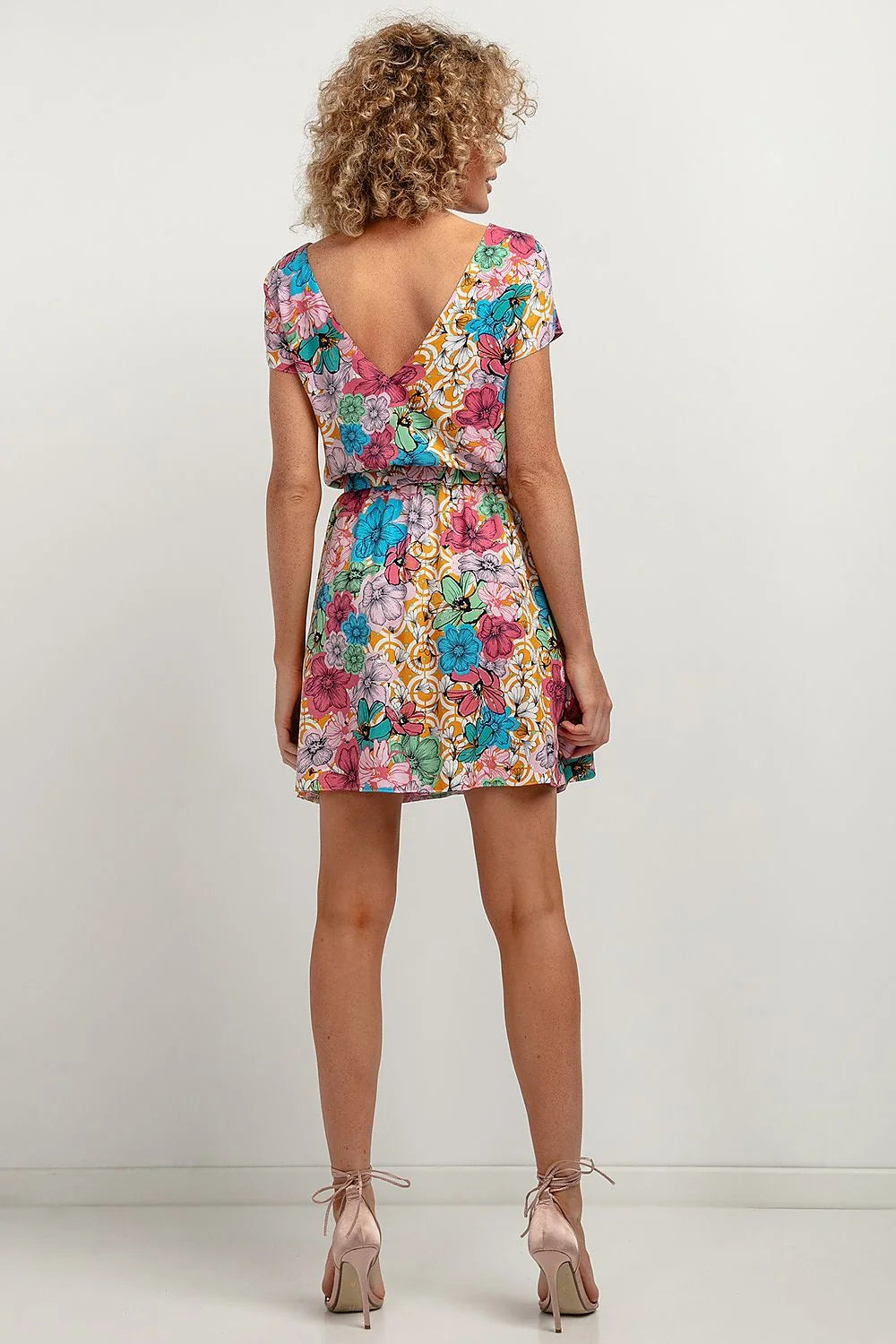 Robe de jour féminine à motifs floraux multicolores manches courtes ceinture dorée en viscose 100% pour femmes occasionnels et élégants