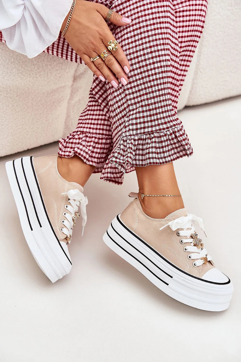 baskets femmes modernes plateforme épaisse blanche bandes noires toile beige bout caoutchouc renforcé lacets ruban blancs bijou doré