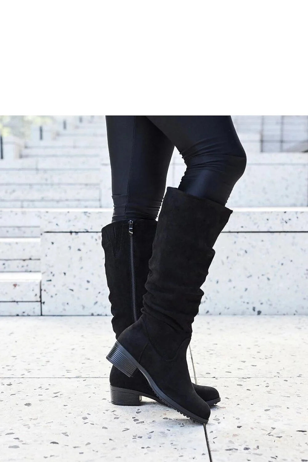 Bottes cuissardes élégantes en éco-suède noir femme, talon bas, coupe ajustée, semelle épaisse, fermeture éclair latérale, style moderne et intemporel
