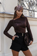 chemisier THEA Brąz manches longues asymétrique marron chocolat coupe ajustée fronces épaule décolleté subtil satinée stretch confort polyvalent