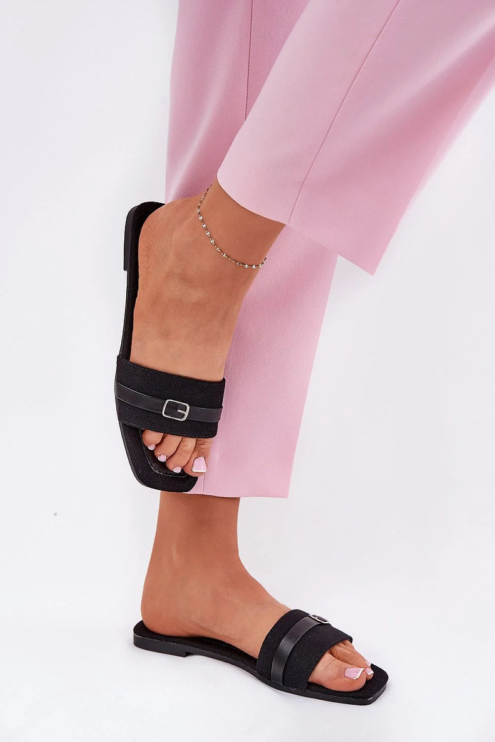 Sandales plates femmes style minimaliste couleur noire bride cuir textile confortable taille ajustable semelle cuir écologique