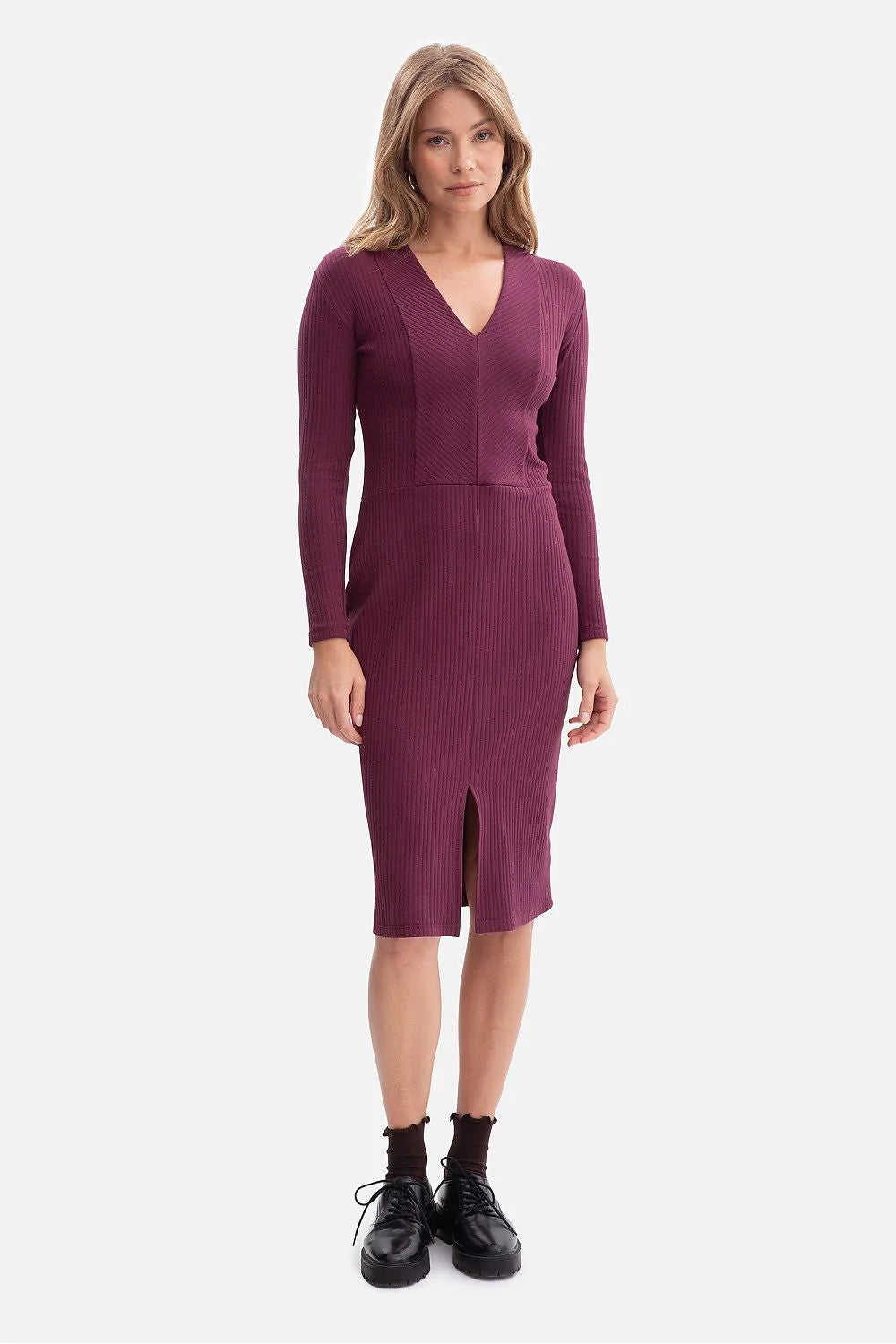 robe midi côtelée maille extensible prune coupe ajustée manches longues décolleté V taille marquée fente avant nervurée élégante polyvalente confortable
