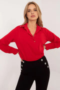 blouse femme rouge vif manches longues col chemisier coupe droite fluide satinée épaules ornées boutons brillants style élégant polyvalente moderne