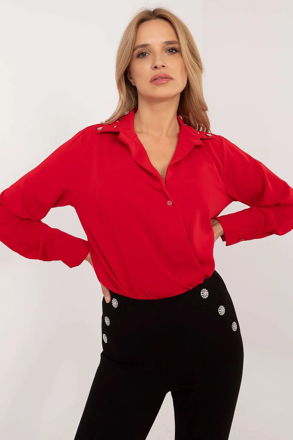 blouse femme rouge vif manches longues col chemisier coupe droite fluide satinée épaules ornées boutons brillants style élégant polyvalente moderne