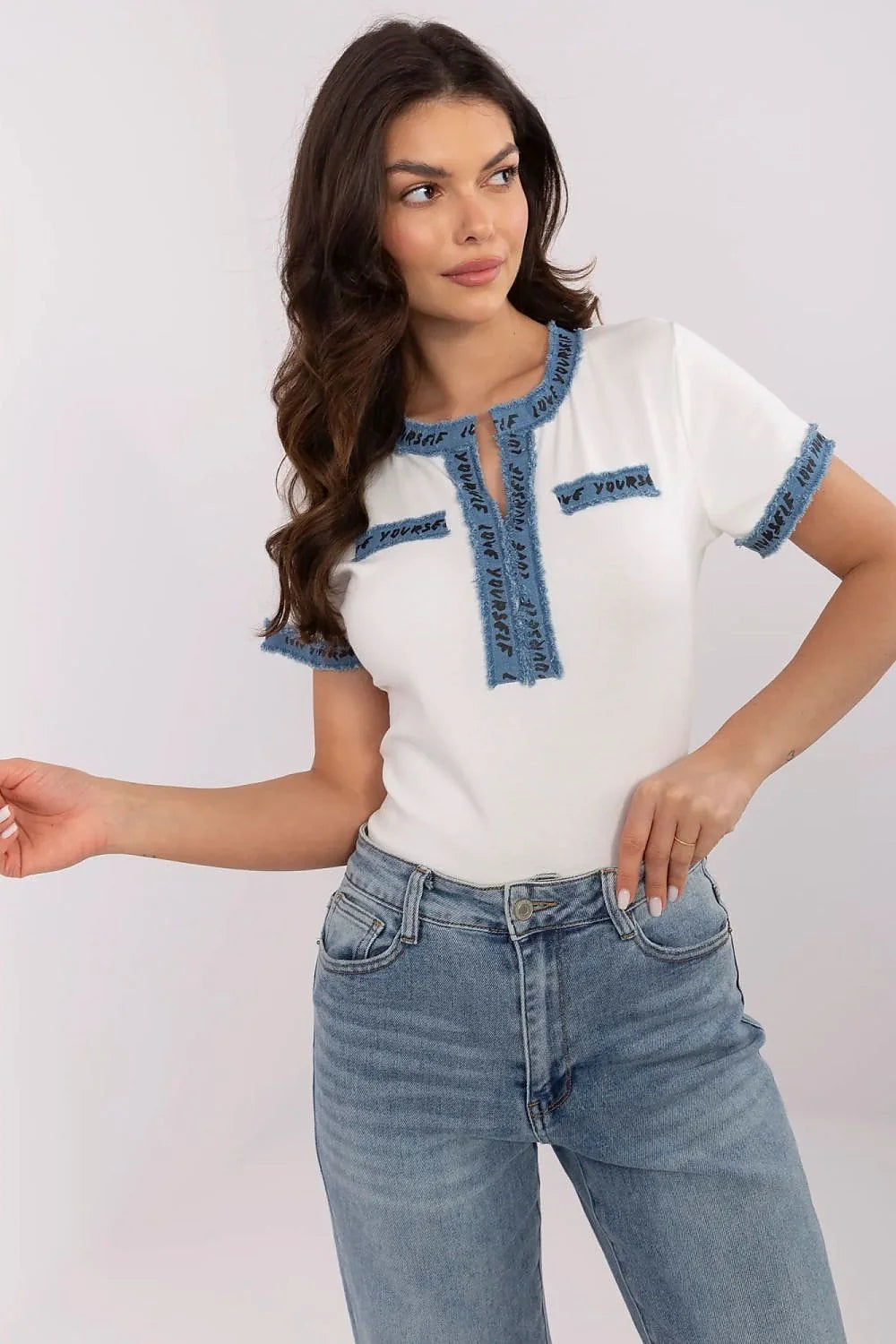 Chemisier femme moderne élégant en coton denim bleu ajusté manches courtes encolure V finitions soignées style casual chic