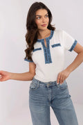 Chemisier femme moderne élégant en coton denim bleu ajusté manches courtes encolure V finitions soignées style casual chic