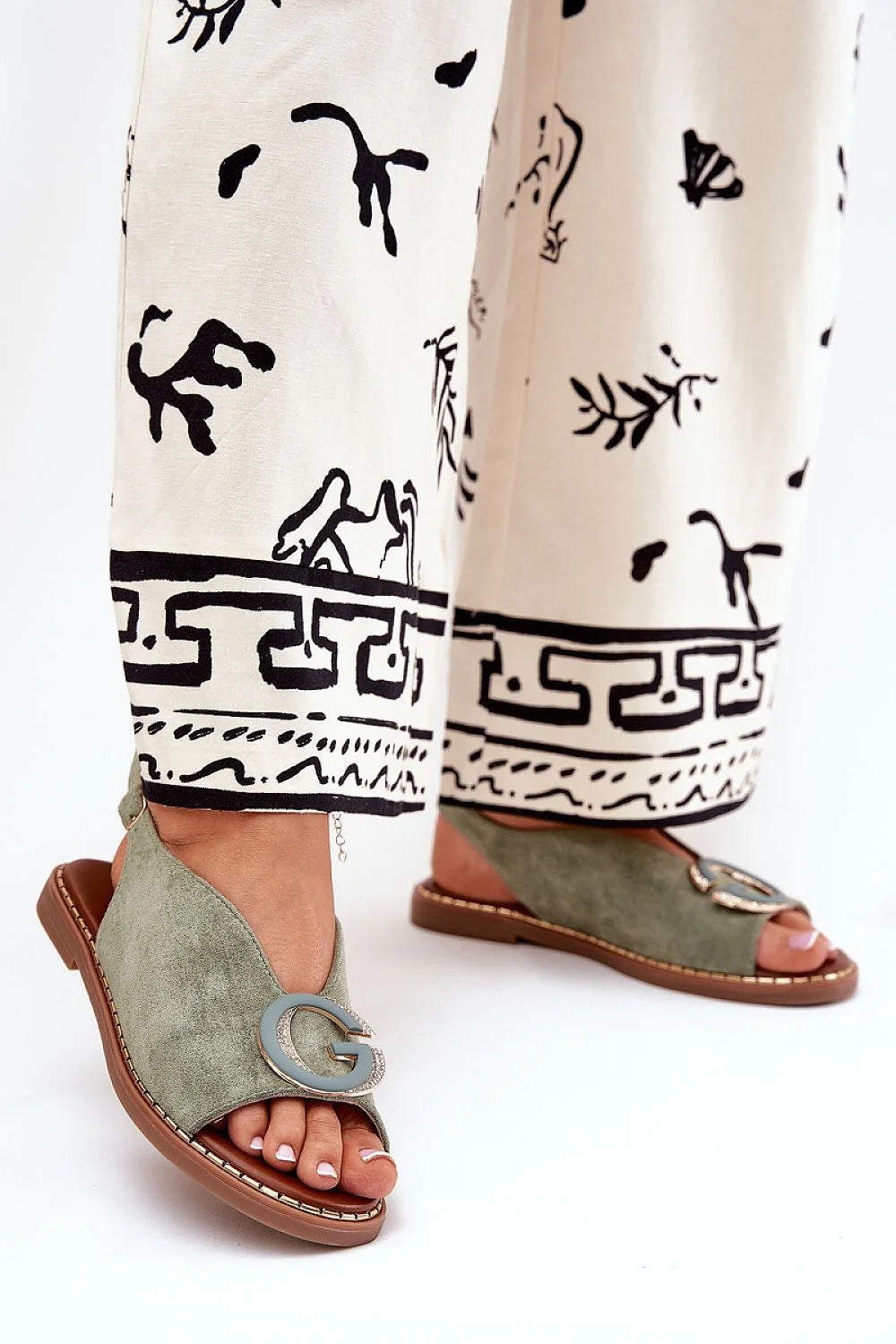 Sandales plates femmes style minimaliste cuir suédé vert olive confort été sandales ouvertes broche G