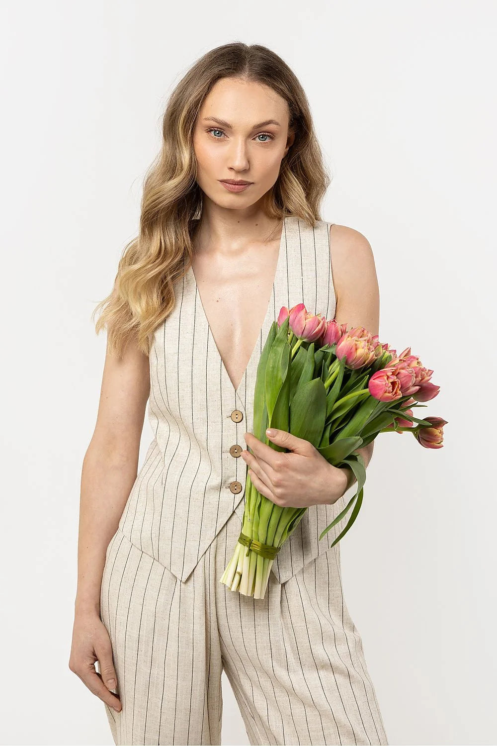 Gilet awama sans manches en lin à rayures délicates beige clair pantalon droit ample femme style élégant intemporel