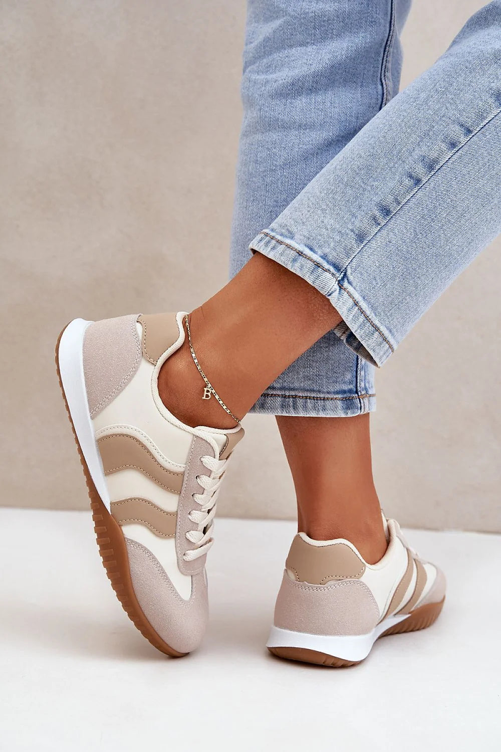 Chaussures de sport Step in style basses élégantes simili cuir beige taupe style rétro lacets blancs semelle caoutchouc femmes