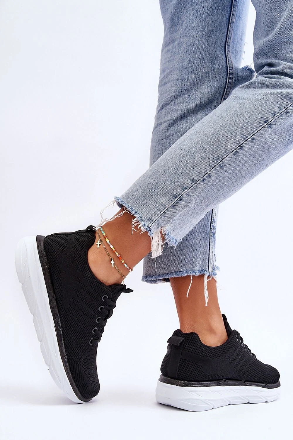 Chaussures de sport modernes pour femmes en tissu maille noire et semelle blanche, confortable, style athlétique, idéales pour la ville et les activités sportives