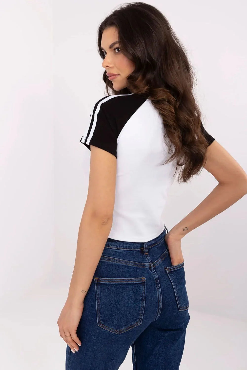 T-shirt pour femme court style crop top brodé paillettes manches courtes contrastantes