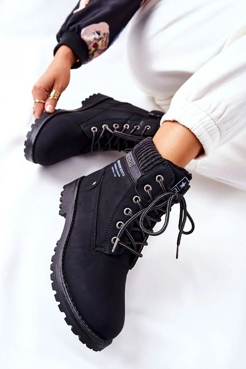 bottes trappeur modernes femmes cuir noir mat utilitaire haut gamme tige montante laçage œillets lacets rembourré semelle crantée