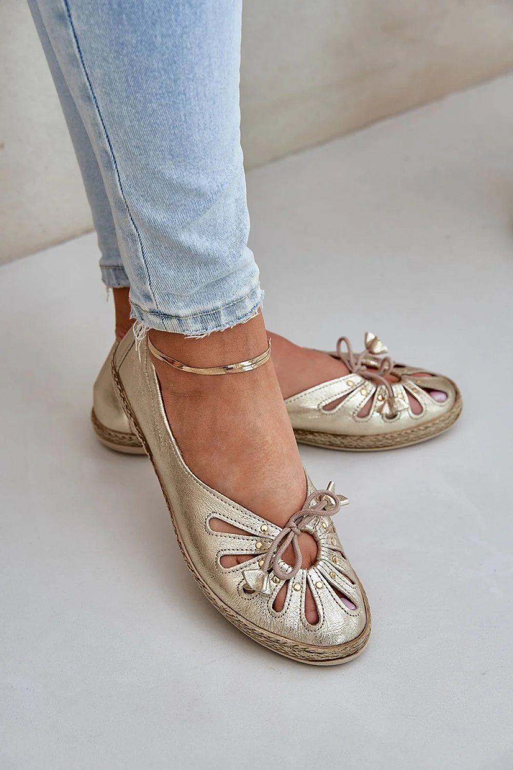 ballerines dorées cuir naturel femmes élégantes raffinées confortables slipon bout rond semelle jute compensée ajourées pétales nœud décoratif