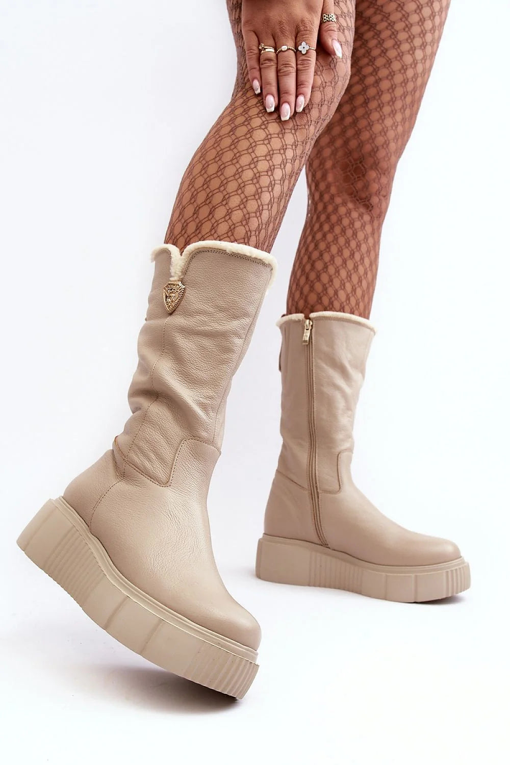 Bottes cothurnes Step in style en cuir synthétique beige clair mi-haute zip doré doublure fausse fourrure semelle caoutchouc texturée femme