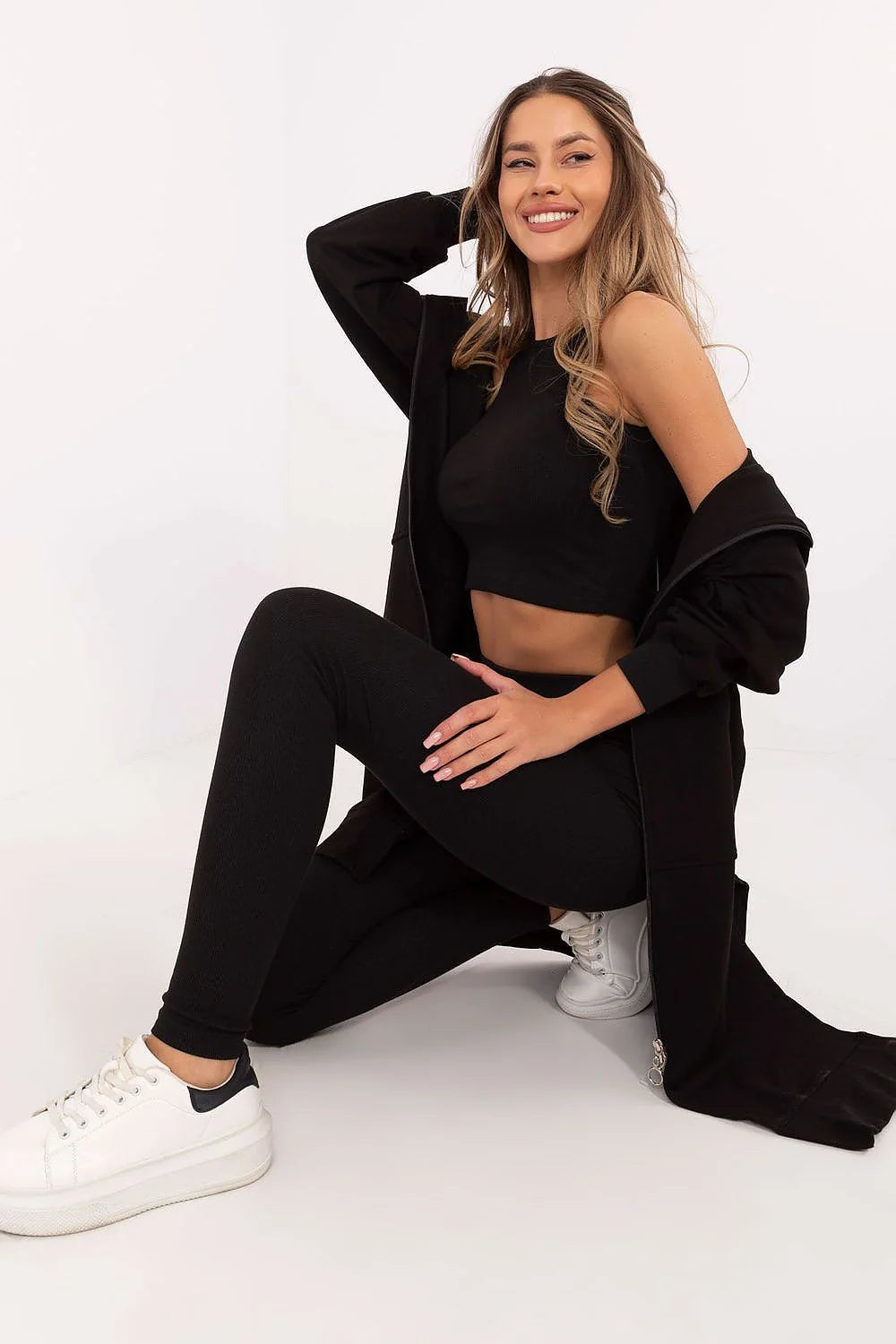 Ensemble de vêtements pour femmes comprenant une veste longue, un crop top et des leggings en noir, style sportif et moderne, matériau confortable et extensible