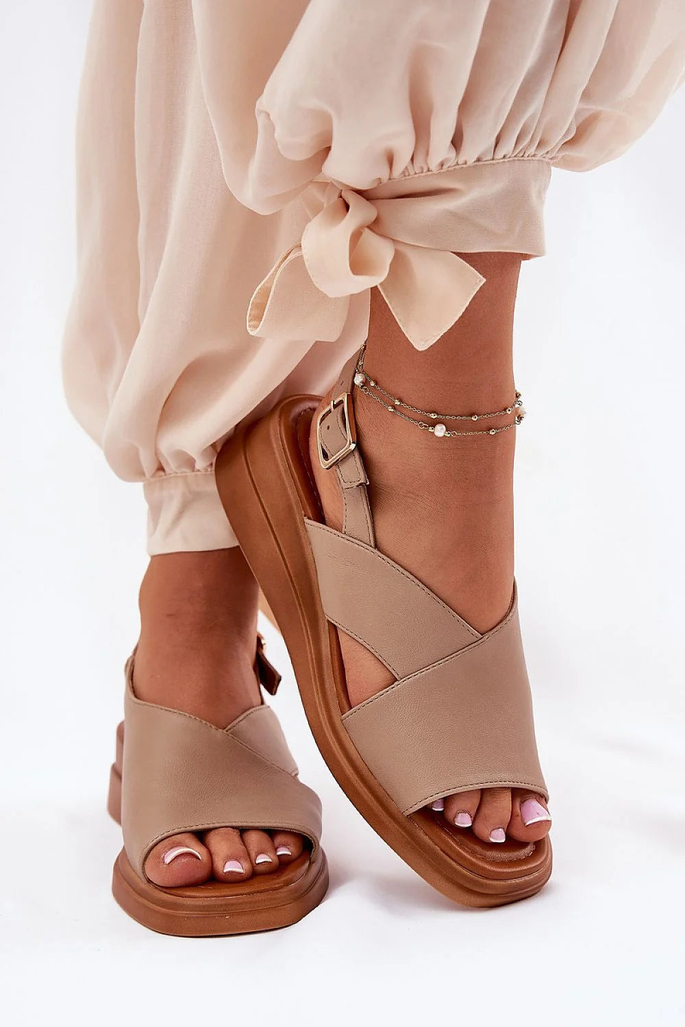 Sandales femmes design élégant compensé cuir artificiel beige brides croisées boucle métal cheville style moderne été