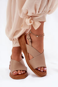 Sandales femmes design élégant compensé cuir artificiel beige brides croisées boucle métal cheville style moderne été