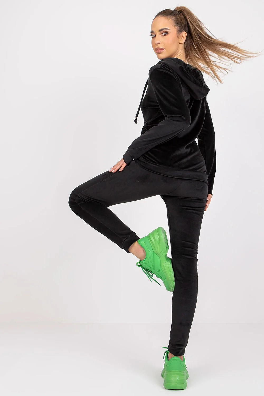 ensemble velours noir hoodie zippé capuche réglable cordon poches zippées pantalon legging slim ajusté cheville élastique