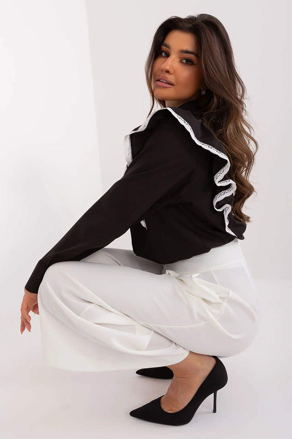 Chemise manche longue noire Lakerta style moderne volants dentelle blanche femme coupe ajustée coton polyester