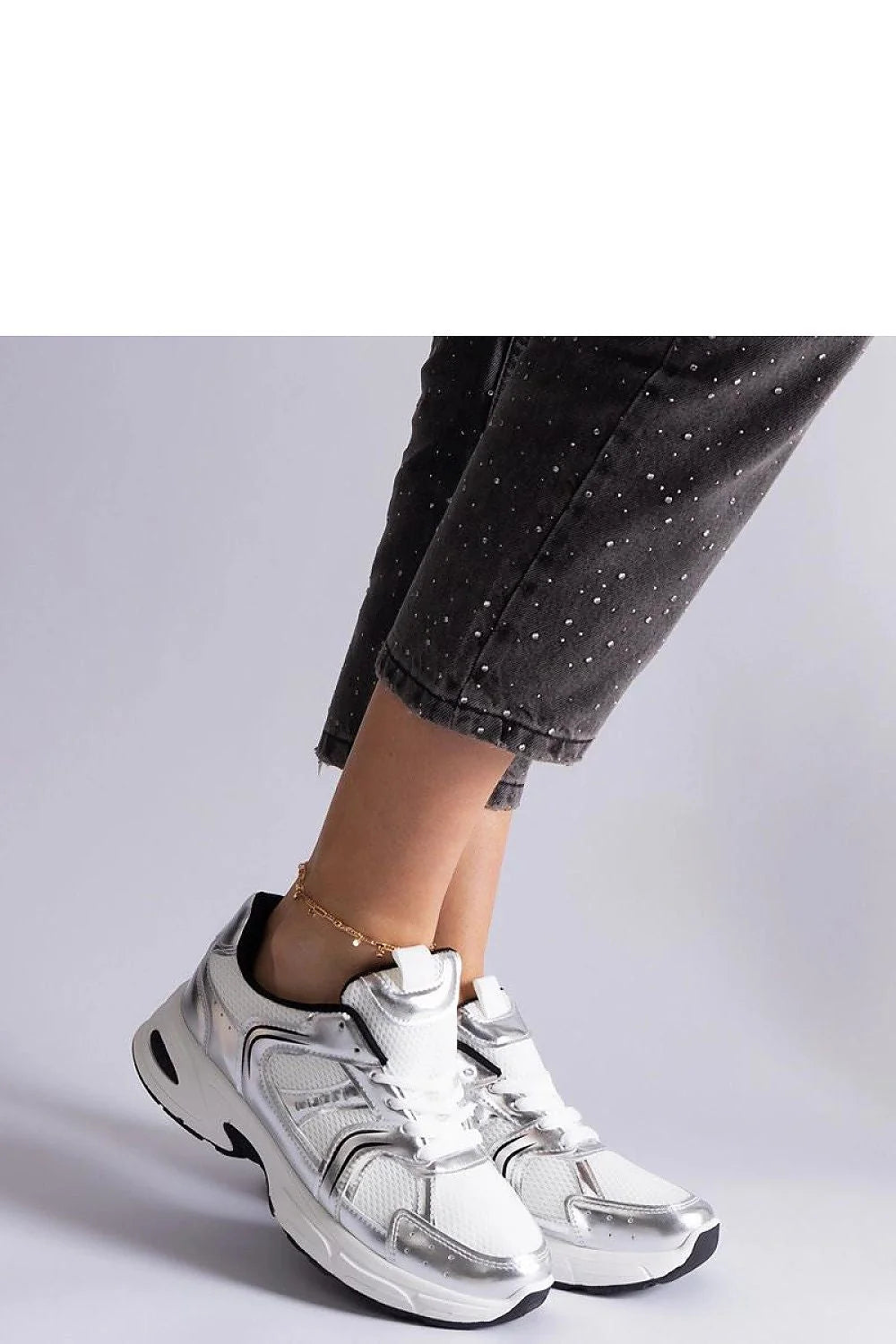 Baskets Solea femmes design athlétique urbain style futuriste maille respirante matière métallique blanc argenté confortable lacets blancs talons épais soutien longue durée