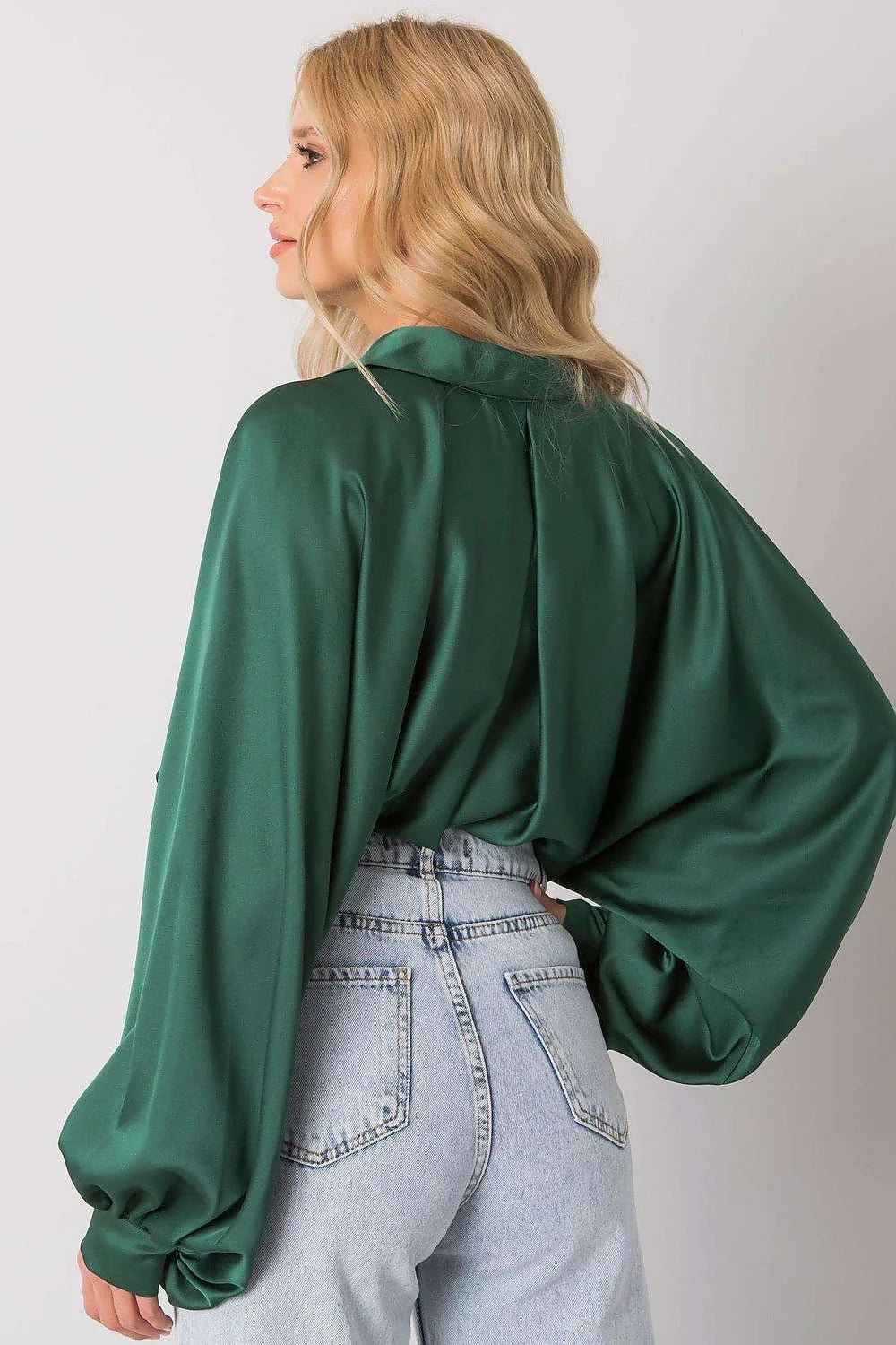 chemise satinée vert émeraude ample oversize manches bouffantes poignets larges col boutonné boutonnage boutons assortis tombé fluide soyeux chic polyvalent