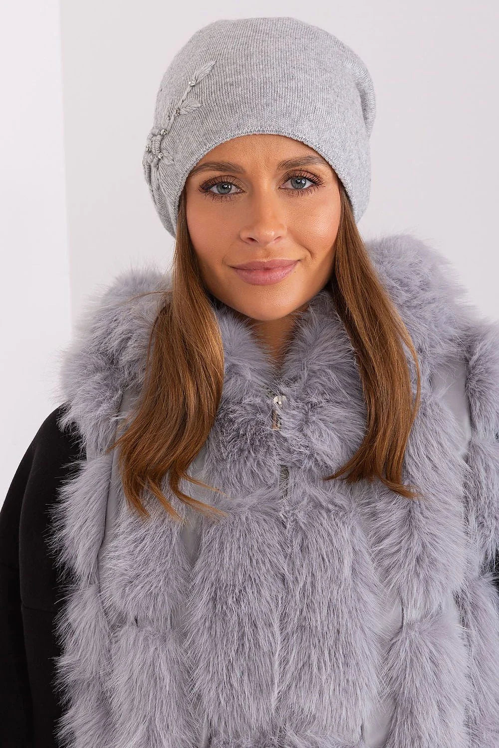 Bonnet d'hiver pour femme chaud élégance détails brodés strass gris clair matière douce style moderne confort fausse fourrure manteau look hivernal sophistiqué