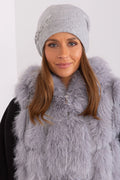 Bonnet d'hiver pour femme chaud élégance détails brodés strass gris clair matière douce style moderne confort fausse fourrure manteau look hivernal sophistiqué