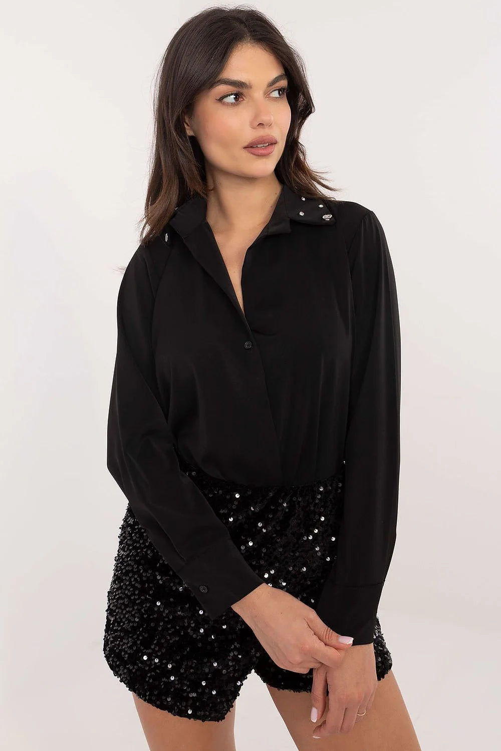 combinaison chemisier short paillettes manches longues épaules boutonnées col V drapé satiné fluide noir ajusté scintillant glamour soirée festive élégant