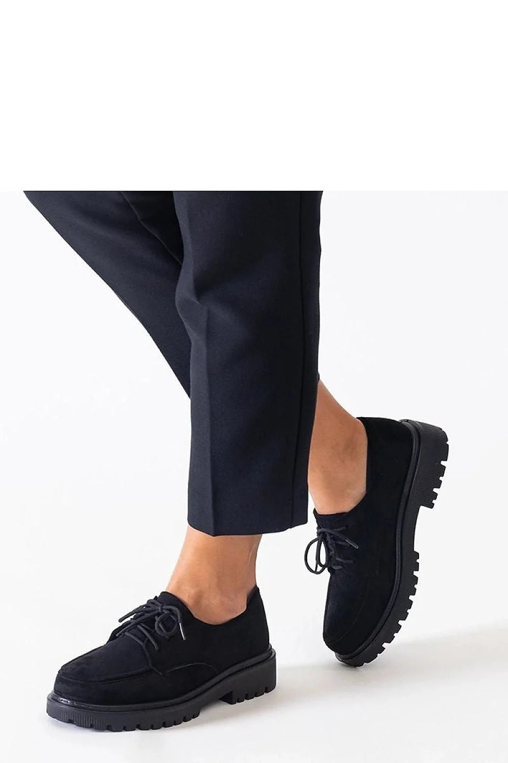 Chaussures basses pour femme en suède noir design moderne décontracté coupe derby lacets noirs semelle caoutchouc