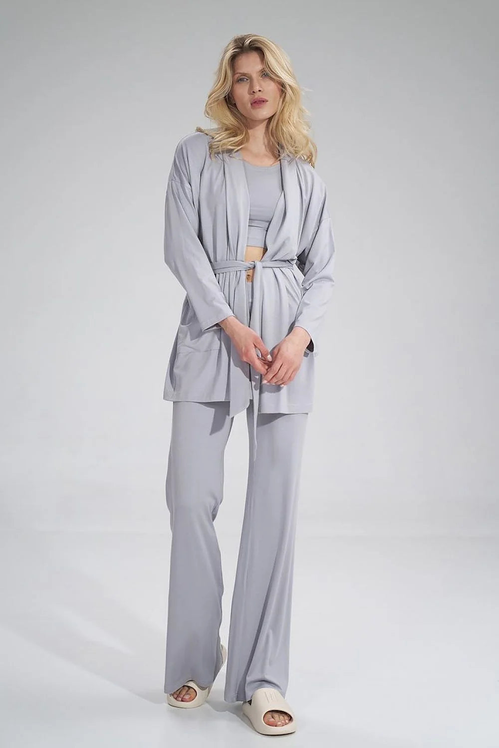 Ensemble féminin moderne minimaliste gris clair coton modal confortable élégant kimono pantalon haut court