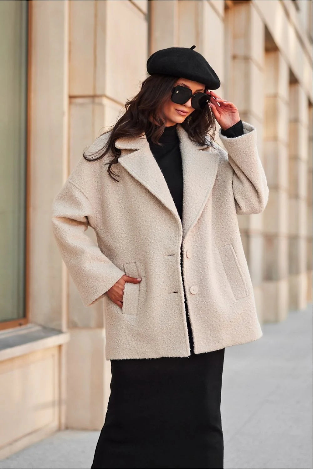 Veste élégante pour femme en laine bouclée beige clair coupe ample manches longues boutons discrets mode urbaine chic hiver automne